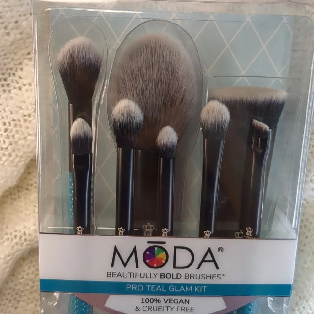 MODA® BRUSH Pro Teal 8pc Glam Kit